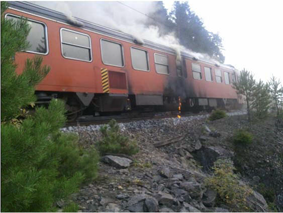 Tog 2573 i brann på skadestedet på Bratsbergbanen
